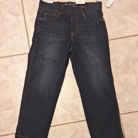 q Womens Blue Stretch Deim Capris Size 8. NWT - Picture 1 of 9